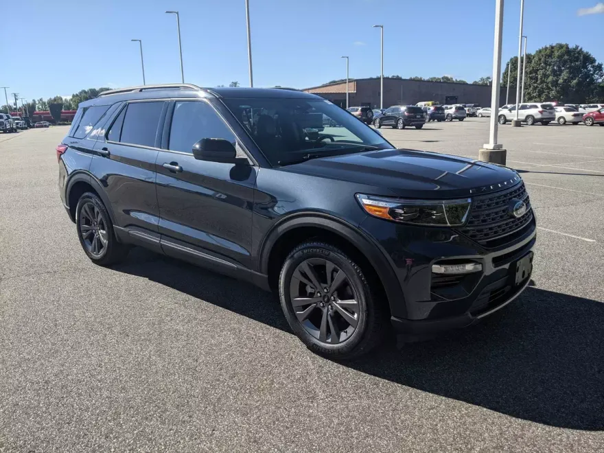 2023 Ford Explorer XLT photo 1