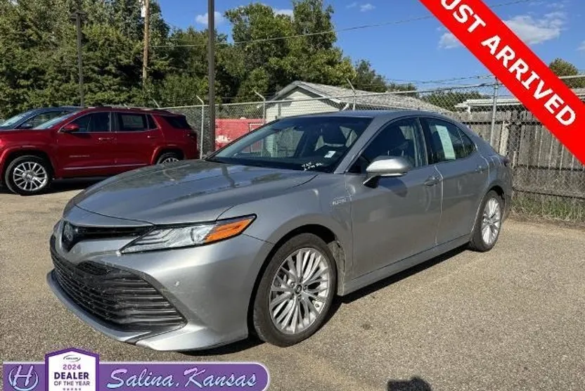 2018 Toyota Camry SE XLE Hybrid photo 1