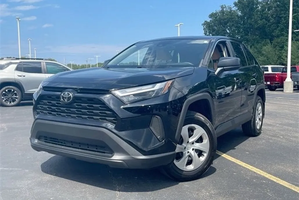 2023 Toyota RAV4 LE photo 1