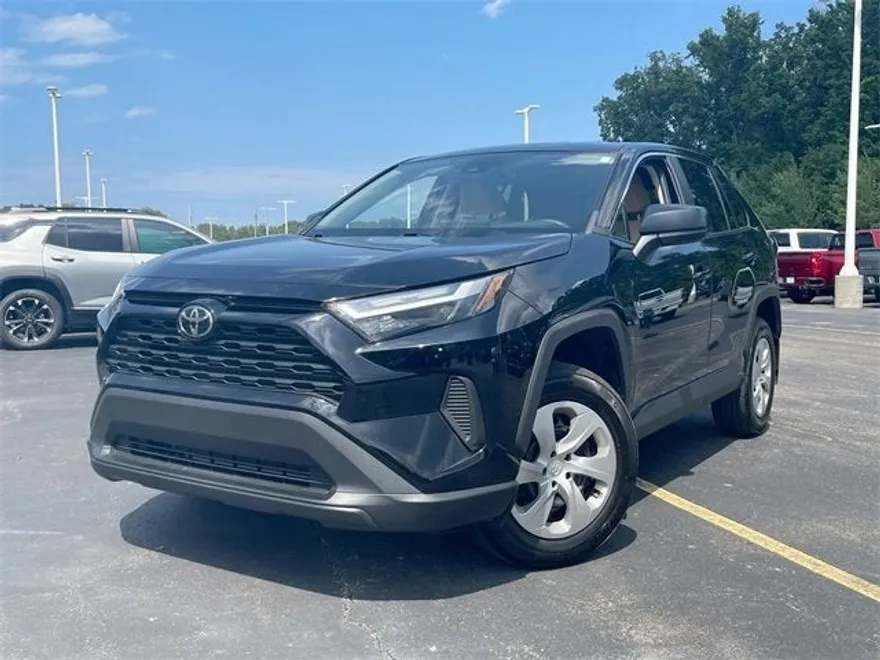 2023 Toyota RAV4 LE photo 1