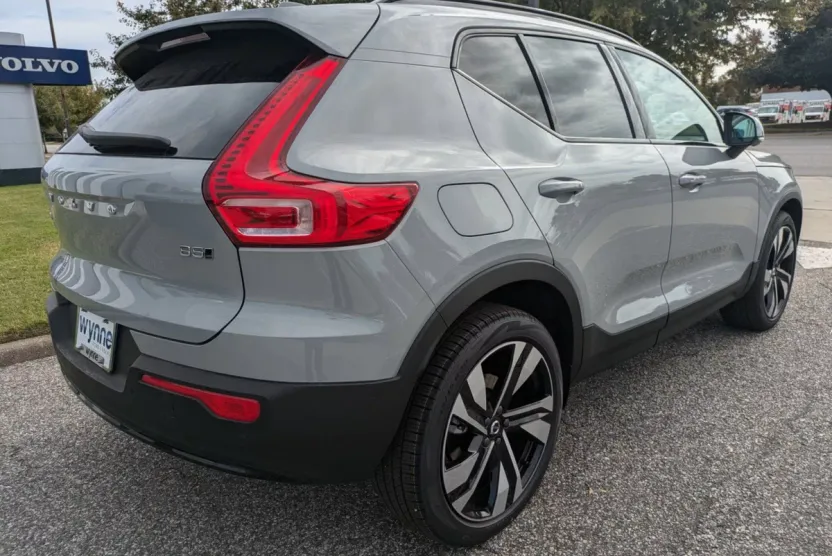 2025 Volvo XC40 Plus photo 1