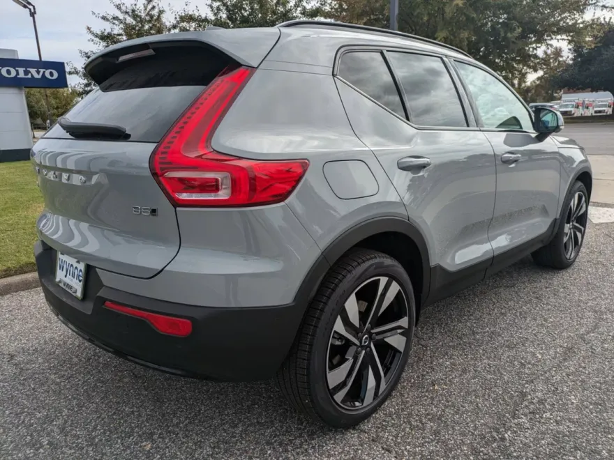 2025 Volvo XC40 Plus photo 1