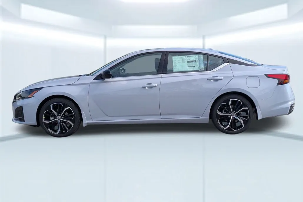 2025 Nissan Altima SR photo 1