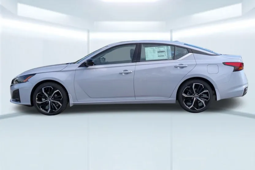 2025 Nissan Altima SR photo 1