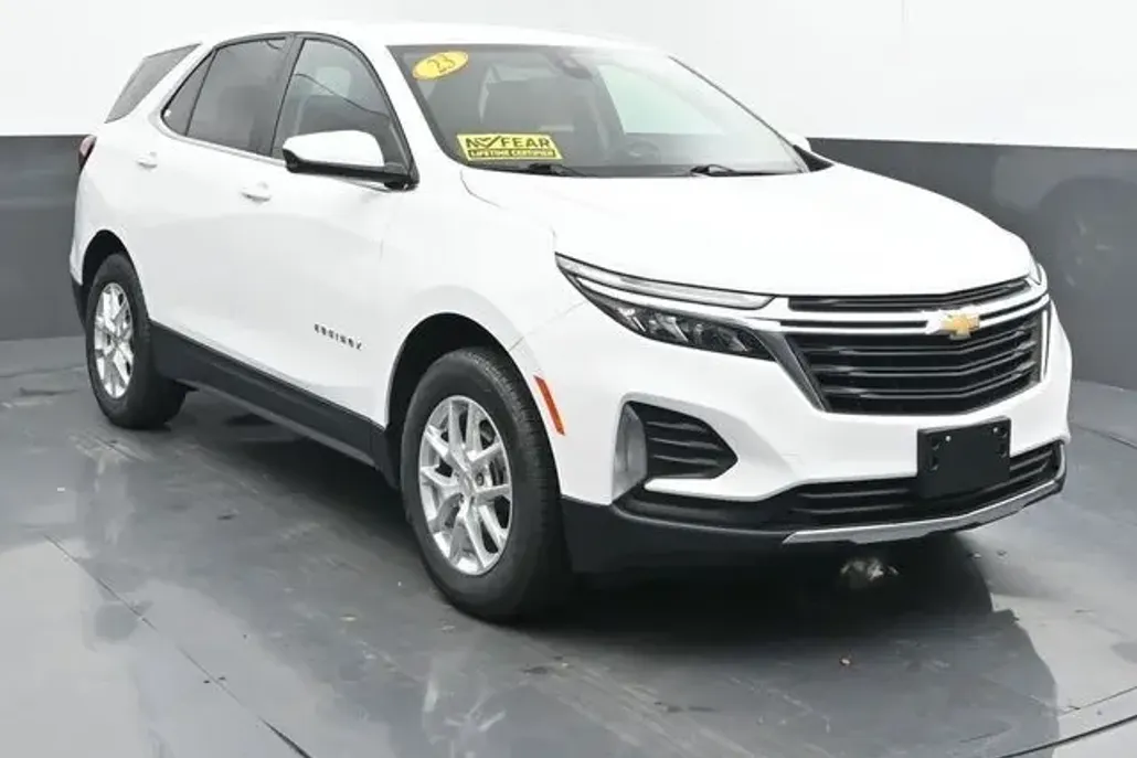 2023 Chevrolet Equinox LT photo 1