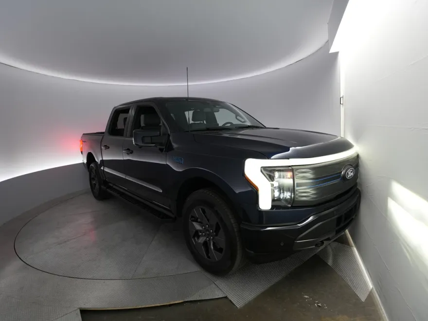 2024 Ford F-150 Lightning Lariat photo 1