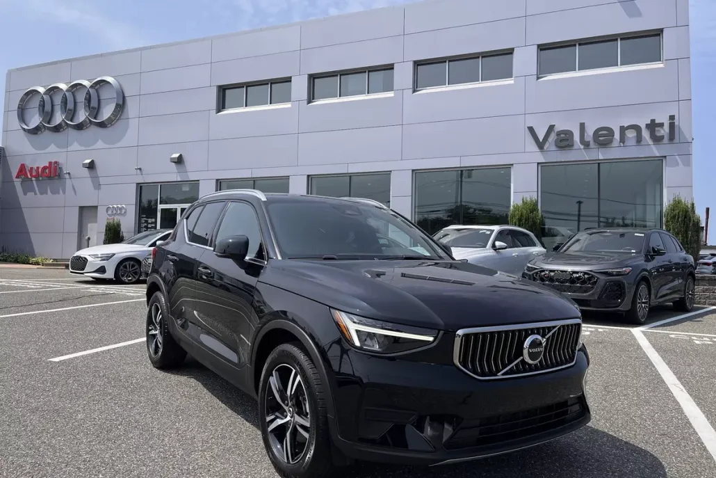 2025 Volvo XC40 Core photo 1