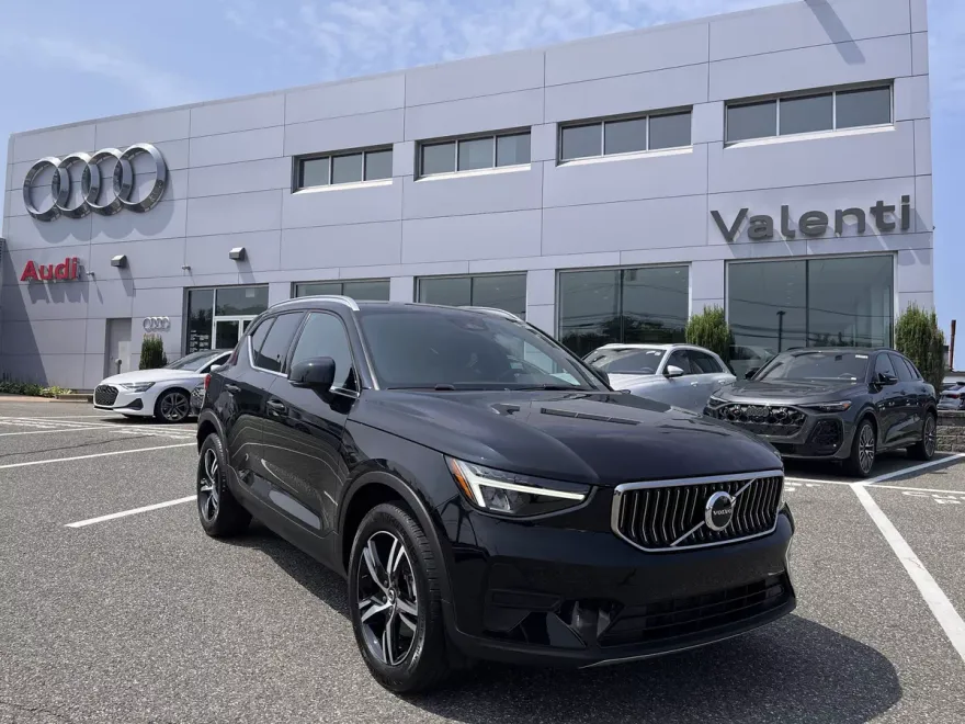 2025 Volvo XC40 Core photo 1