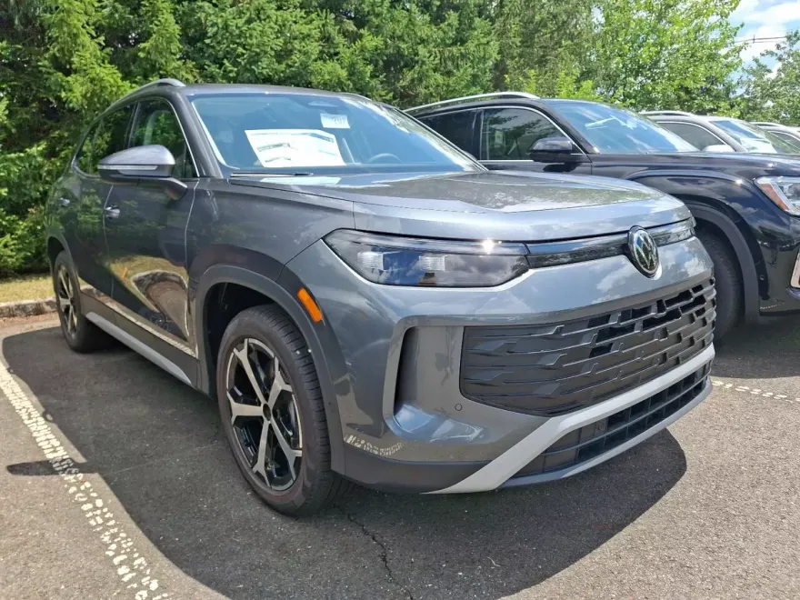 2025 Volkswagen Tiguan SE photo 1
