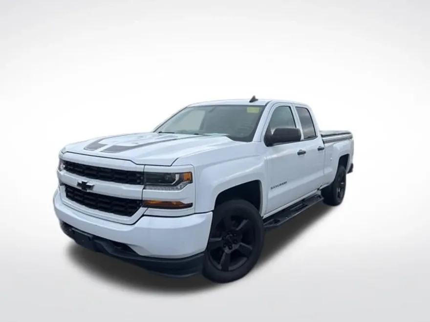2017 Chevrolet Silverado 1500 Custom photo 1
