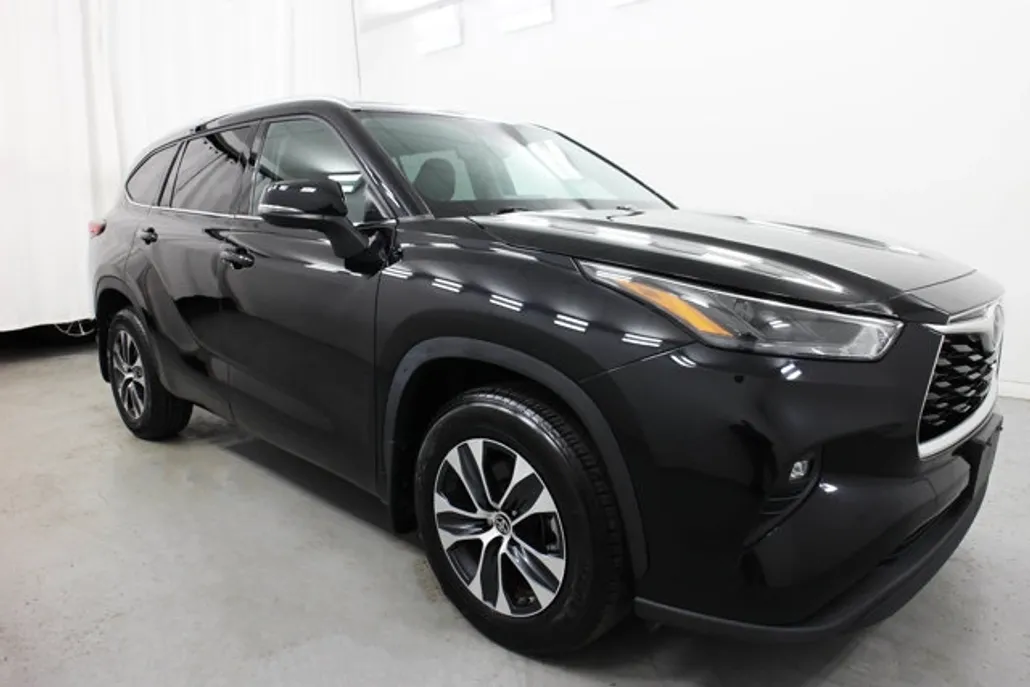 2022 Toyota Highlander XLE photo 1