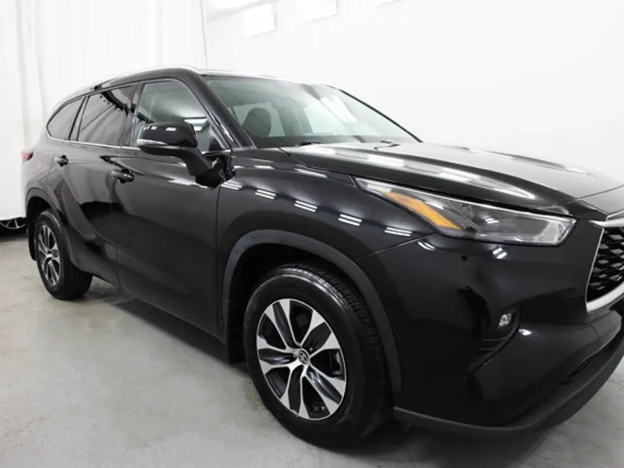2022 Toyota Highlander XLE photo 1