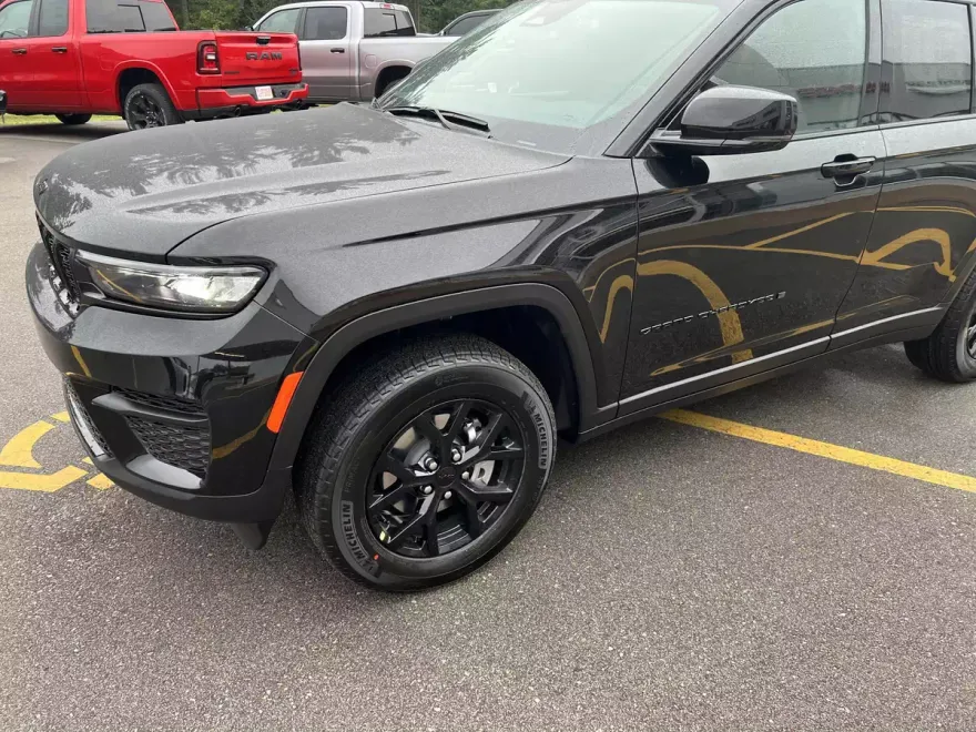 2025 Jeep Grand Cherokee Altitude photo 1