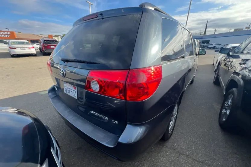 2007 Toyota Sienna LE photo 1