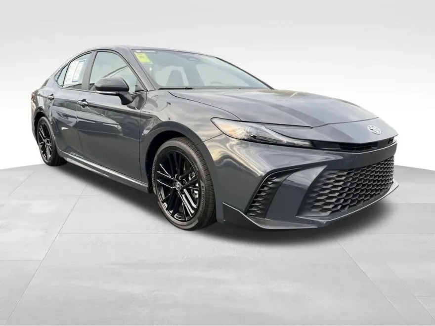 2025 Toyota Camry SE Hybrid photo 1
