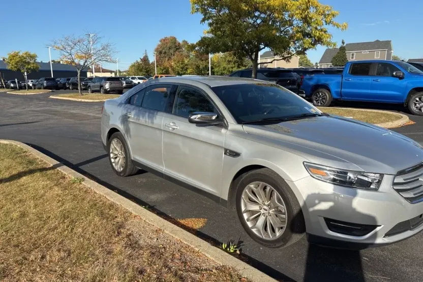 2016 Ford Taurus Limited photo 1