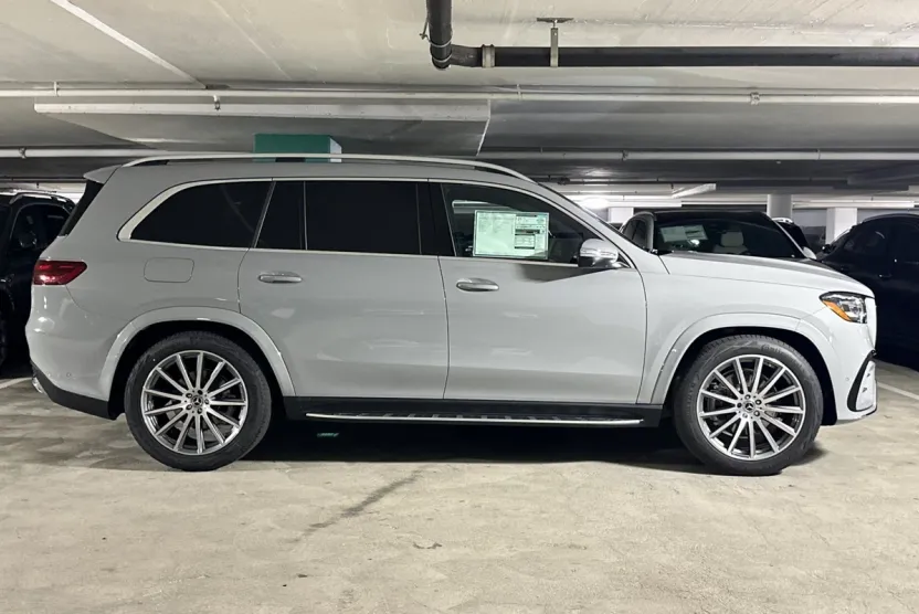 2025 Mercedes Benz GLS 450 4MATIC photo 1