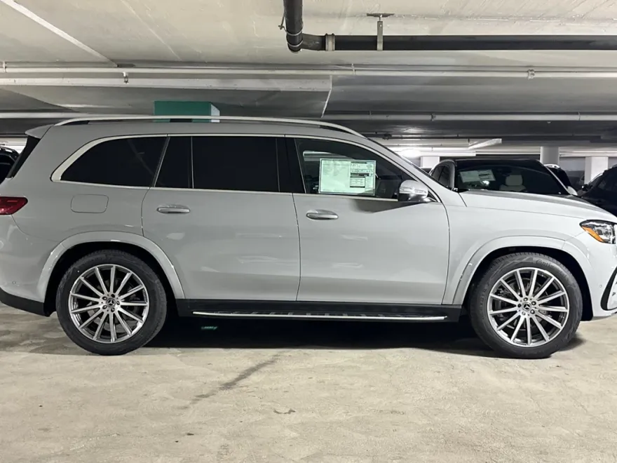 2025 Mercedes Benz GLS 450 4MATIC photo 1