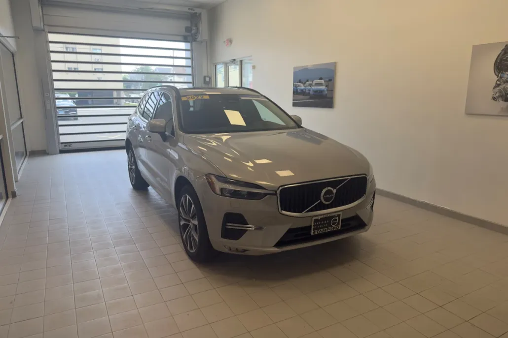 2022 Volvo XC60 B5 Momentum photo 1