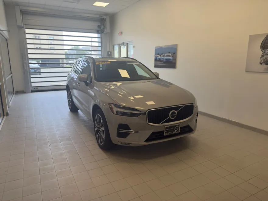 2022 Volvo XC60 B5 Momentum photo 1