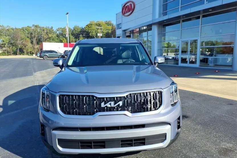 2025 Kia Telluride LX photo 1