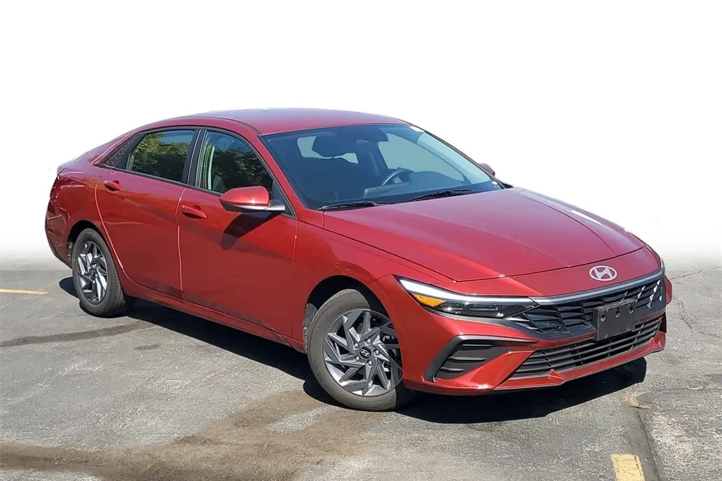 2024 Hyundai Elantra SEL photo 1