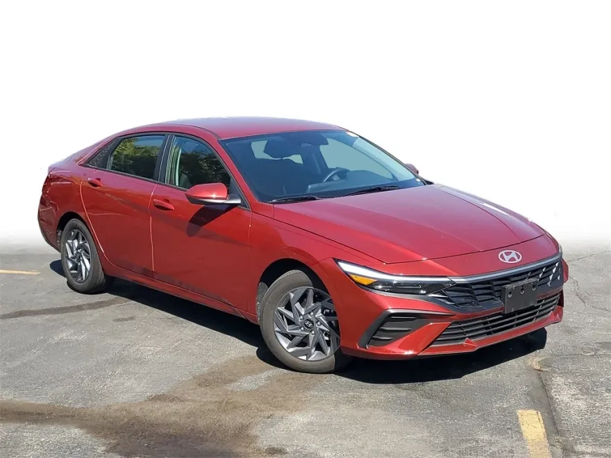 2024 Hyundai Elantra SEL photo 1