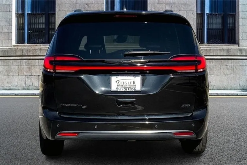 2023 Chrysler Pacifica Touring L photo 1