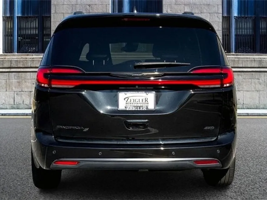 2023 Chrysler Pacifica Touring L photo 1
