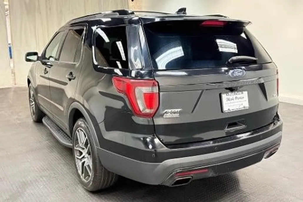 2016 Ford Explorer Sport photo 1