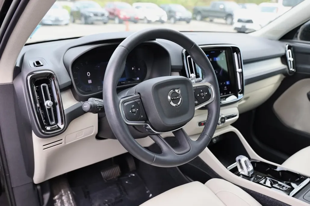 2023 Volvo XC40 AWD Plus photo 1