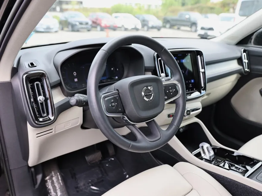 2023 Volvo XC40 AWD Plus photo 1