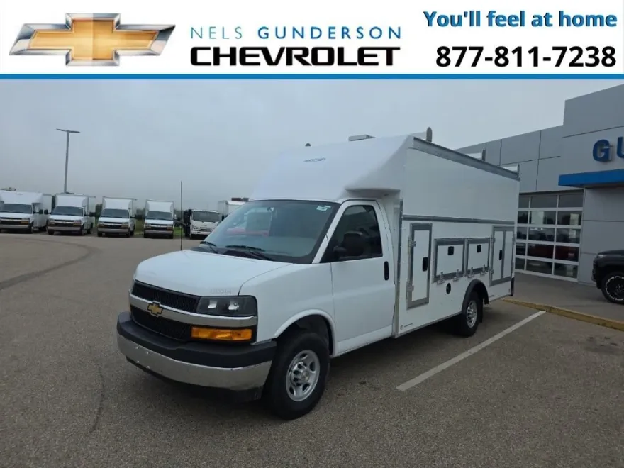 2025 Chevrolet Express Cutaway 3500 photo 1