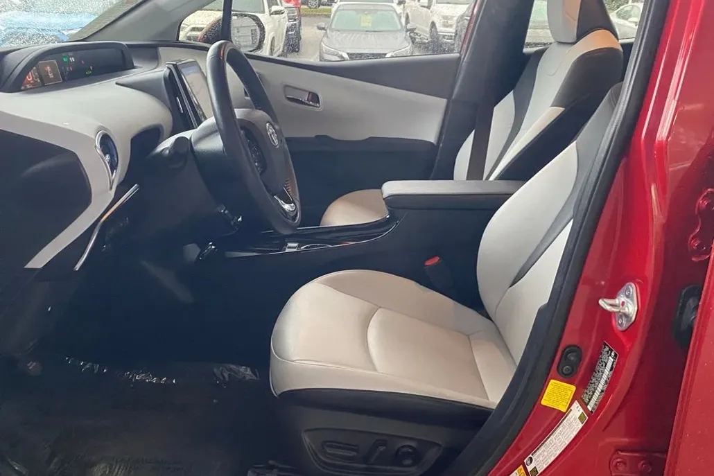 2022 Toyota Prius Limited photo 1