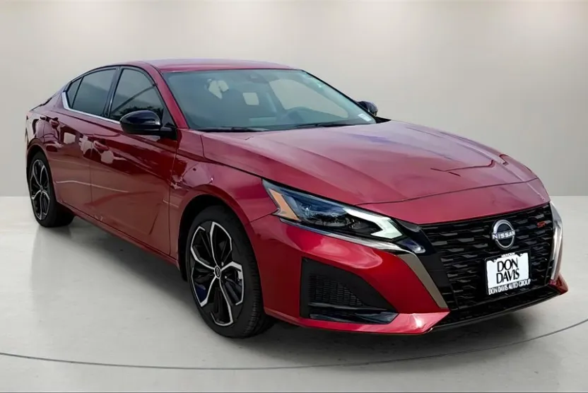2025 Nissan Altima SR photo 1