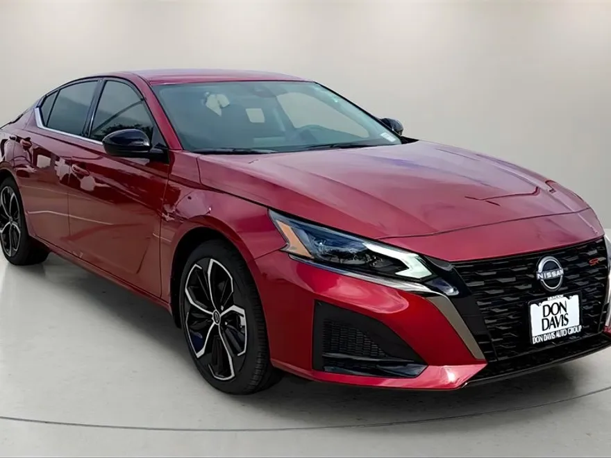 2025 Nissan Altima SR photo 1