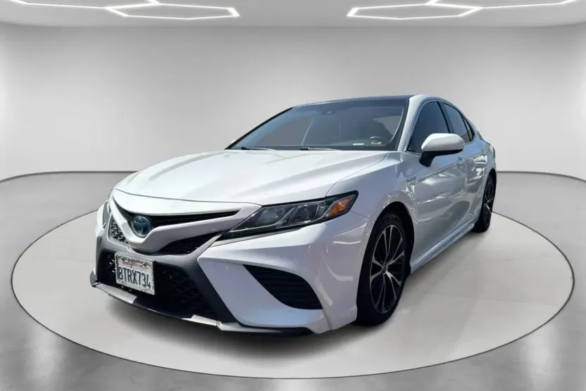 2020 Toyota Camry SE Hybrid photo 1