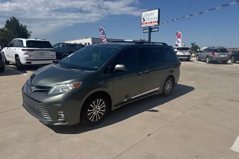 2019 Toyota Sienna XLE Premium photo 1