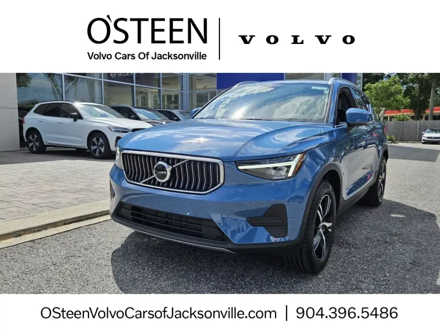 2025 Volvo XC40 Core photo 1