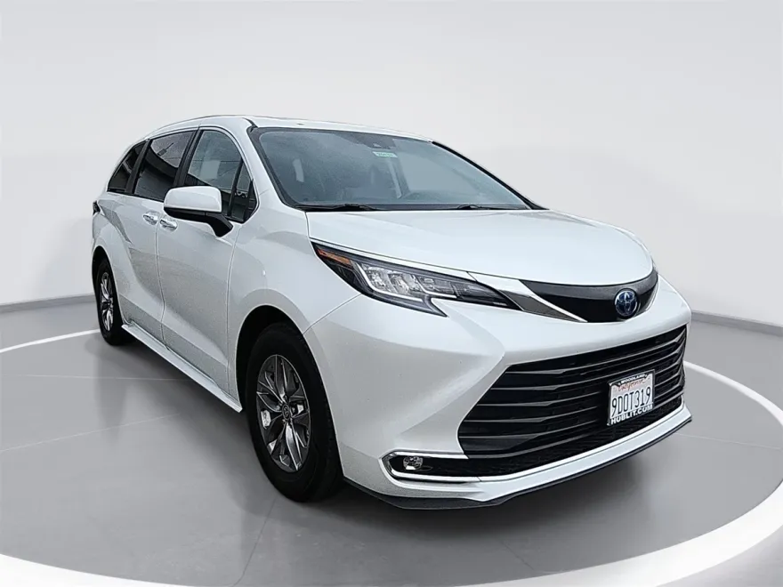2022 Toyota Sienna XLE photo 1