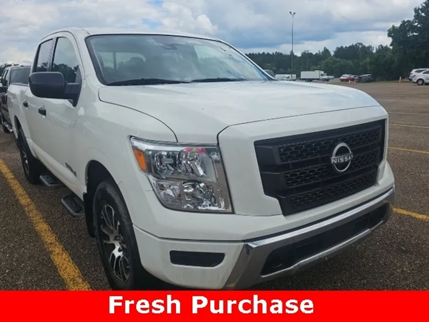 2024 Nissan Titan SV photo 1