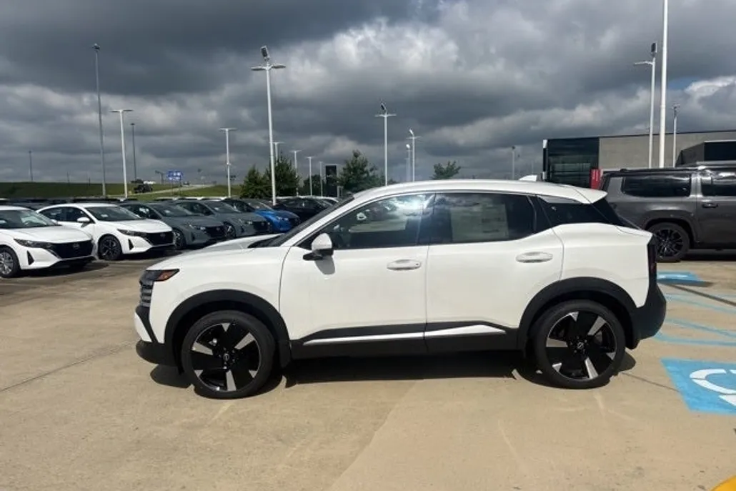 2025 Nissan Kicks SR photo 1