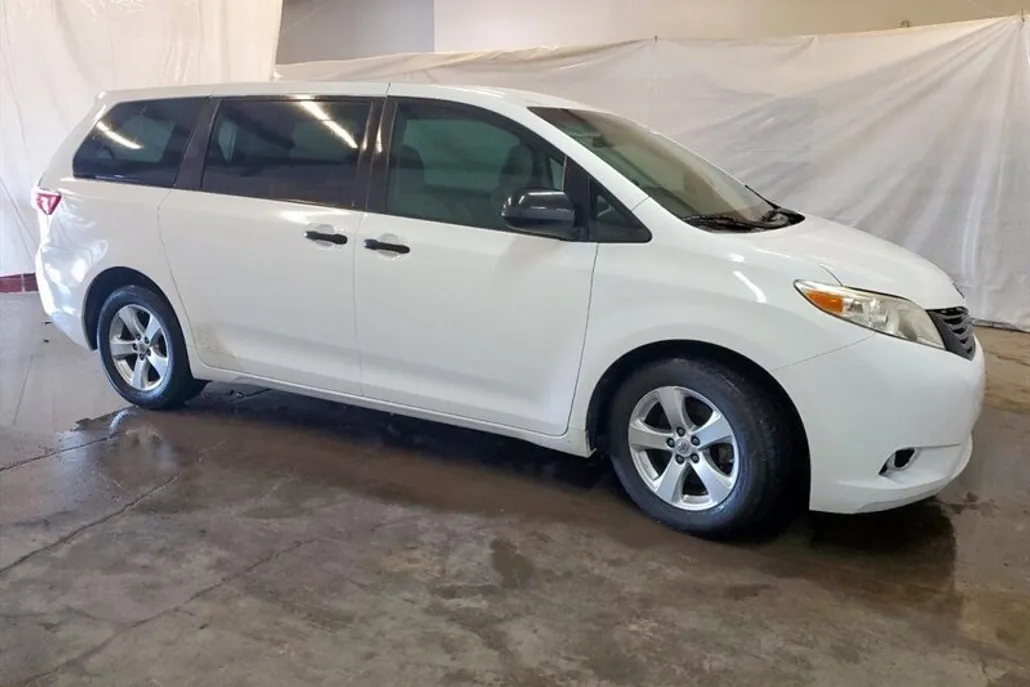 2017 Toyota Sienna L photo 1