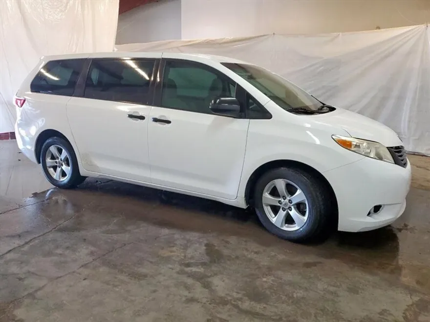 2017 Toyota Sienna L photo 1
