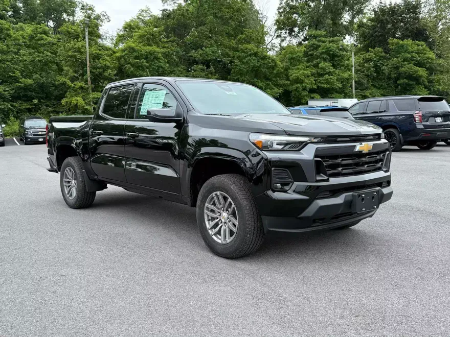 2025 Chevrolet Colorado Work Truck LT photo 1