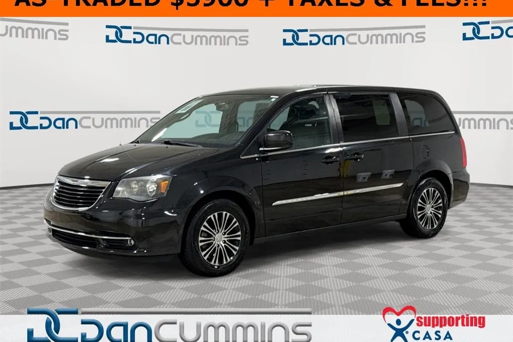 2014 Chrysler Town & Country S photo 1