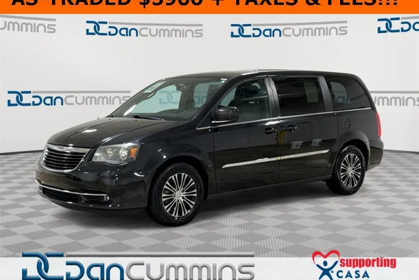 2014 Chrysler Town & Country S photo 1