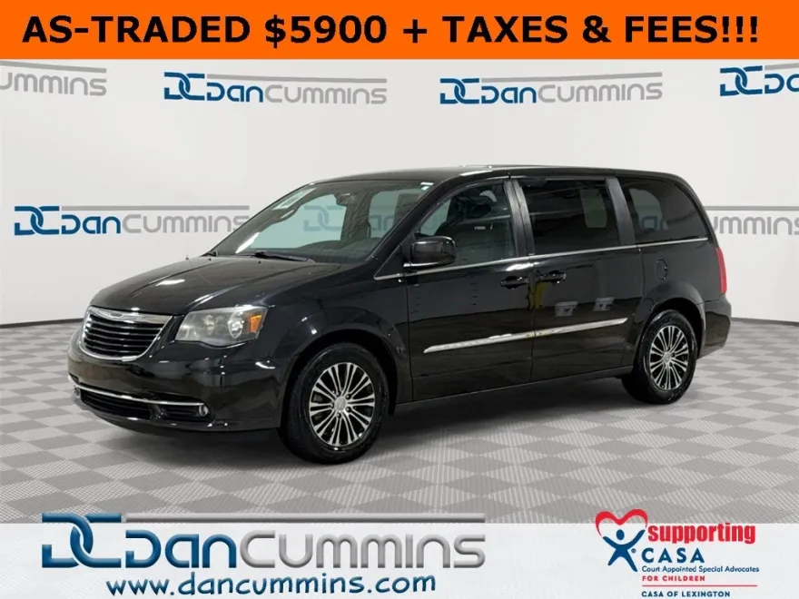 2014 Chrysler Town & Country S photo 1