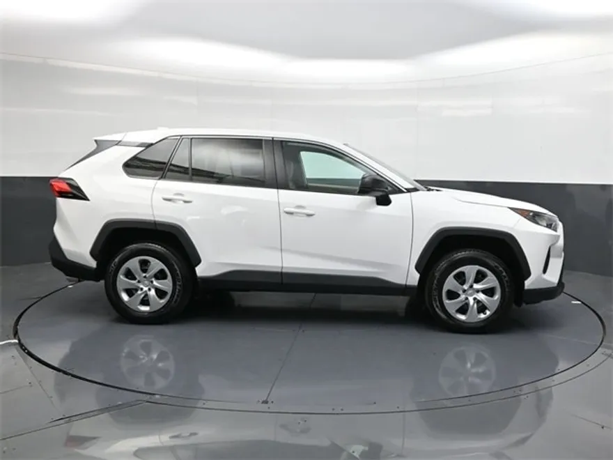 2022 Toyota RAV4 LE photo 1