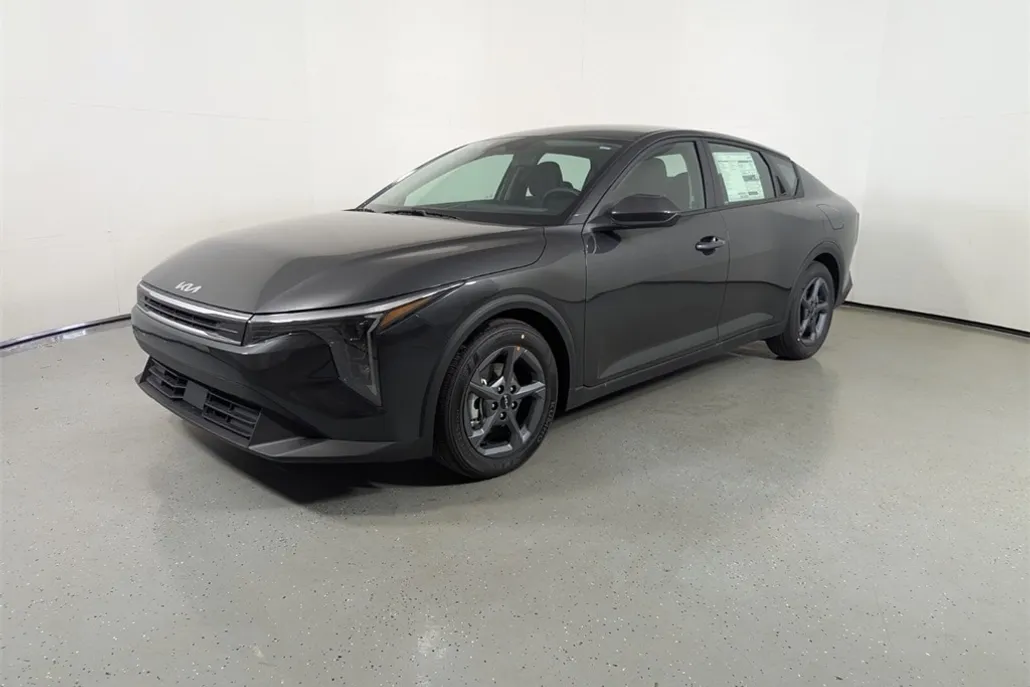 2025 Kia K4 LXS photo 1